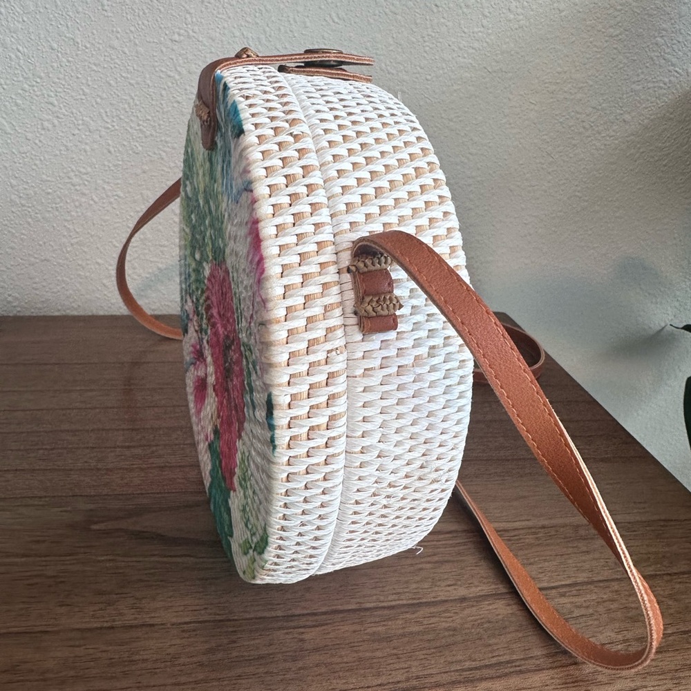NWOT - Tropical Round Floral Straw Crossbody Bag with Pink Hibiscus Print - Picture 6 of 10